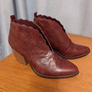 Red/brown booties with scallop details size 7